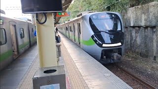 4152次楊梅發車經由宜蘭線開往福隆的銀綠色微笑號EMU900型十輛一編組EMU948區間車，和4007次蘇澳發車經由宜蘭線開往樹林的銀綠色微笑號EMU900型十輛一編組EMU906區間快車