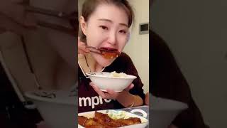 午饭姐夫给小姨子吃了盘生菜，晚饭小姨子得美美吃一顿红烧把子肉@海燕同学 妈呀太香了 抖音美食推荐官 好吃到停不下来 记录真实生活 大口吃肉超过瘾