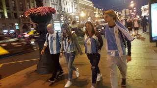 Аргентинские фанаты радуются победе. Argentine fans celebrate their victory in St. Petersburg