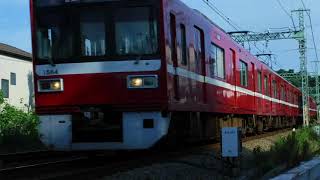 京急線金沢八景駅～追浜駅間の踏切付近。追浜駅方向から踏切を通過して、上り6両編成普通品川行き1500形の電車が、金沢八景駅方面へと走行して行きます！