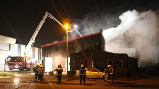 Groningen - Brandweer zoekt naar bewoner na brand in bedrijfspand Narvikweg