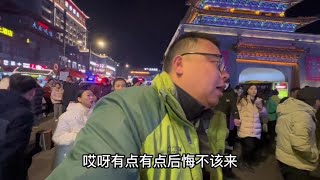 开封鼓楼夜市吃一碗烩面12元，人太多挤的出不来