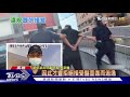 無照怕被開單 男闖紅燈.衝撞警車.丟帽 甩警不成被逮｜tvbs新聞