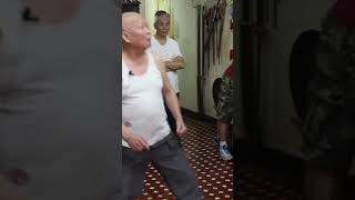 Kung Fu Master (78 years old) demonstrates how to handle Muay Thai kicks to the legs