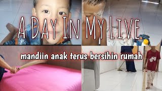 MANDIIN ANAK TERUS BERSIHIN RUMAH