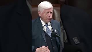 Politician freezes on House floor