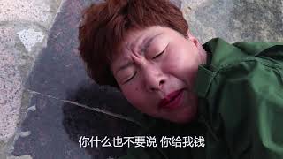 大妈在公园晕倒无人敢扶，好心小伙的一番话，路人纷纷为他点赞