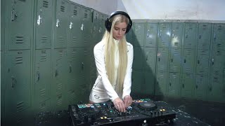 HYPNOTIC TECHNO SET AT AN ABANDONED GYM ★ JOANNA KUCHTA