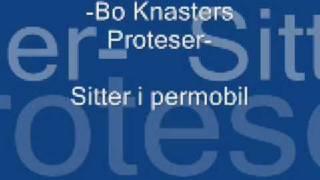 Bo knasters proteser - sitter i permobil