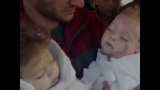 Siria aprile 2017 l'ultimo saluto di un padre ai suoi gemellini