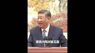 现场视频！习近平在人民大会堂接见第33届夏季奥林匹克运动会中国体育代表团全体成员。（来源：央视时政）