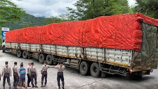 GILA.. INI NGAK AKAN LOLOS !!! Sungguh Diluar Nalar, Truk ISUZU Terpanjang Melintasi Sitinjau Lauik