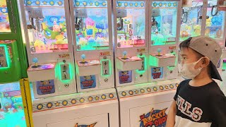 Claw Machine @ Tom's World - Robinson's Place Manila . May nakuha na naman si Zac 😁