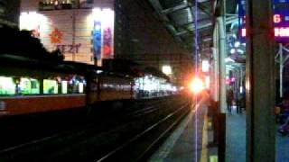 20101030@0022次莒光號與2135次區間車~桃園站進站停車!!