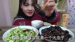 东北女酒蒙子：40元一盘茧蛹配上一盘拍黄瓜，在喝几杯小酒美美的