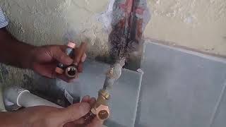 Reparando una fuga de agua en cobre sin soldar, con un cople de reparación...