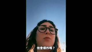 「我的車在放屁！！」一名女子的車輛瘋狂發出響聲，激似放屁