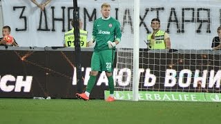 Богдан Сарнавский отбивает пенальти в дебютном матче за Шахтер в Премьер-лиге