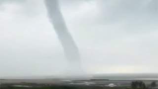 Rare waterspout forms off Guangxi coast