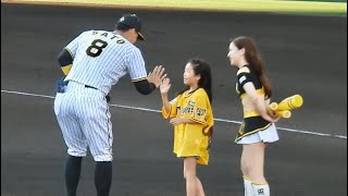 【佐藤輝明】キッズとハイタッチ！サインボールを渡し、ひと言話す優しいテル。 7/5対ベイスターズ戦