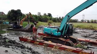 แรงๆ!!!โป๊ะพาขบวนรถแบคโฮ KOBELCO SK 210 ลุยโคลนงานขุดลอกโคลน วัชพืชในคลอง| Excavator | จรวด เจ็ท