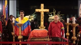 Thousands of Venezuelans pay tribute to Chavez