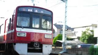 京急線金沢八景駅～追浜駅間。追浜駅方向から金沢八景駅方面に向けて、上り6両編成普通品川行き1500形の電車が通過！