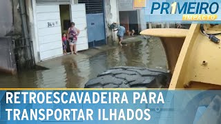 Enchente Grande SP: moradores usam retroescavadeira para se locomover | Primeiro Impacto (04/02/25)