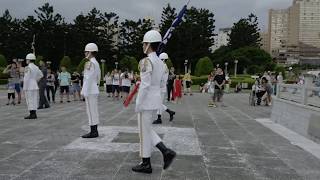 2019 8 中正紀念堂 海軍儀隊“陸戰儀” 白帥帥氣降旗 Chiang Kai-shek Memorial Hall. Flag-raising Ceremony.