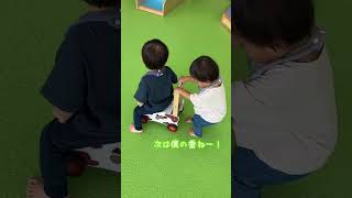 2人で遊ぶもん！ #twinsbaby #双子 #双子の赤ちゃん #双子男子 #双子育児 #癒し動画 #twins #可愛い赤ちゃん #仲良し #仲良し兄弟#1歳 #1歳児