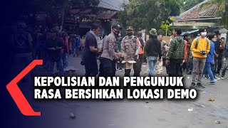 Kepolisian Dan Pengunjuk Rasa Bersihkan Lokasi Demo