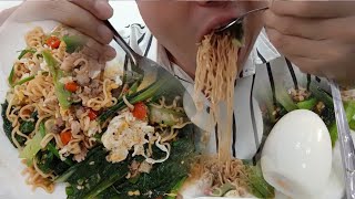 Eat flied noodle with eggs very delicious. ກີນຫມີ່ຂົ້ວກັບໄຂ່ ແຊບແຊບ