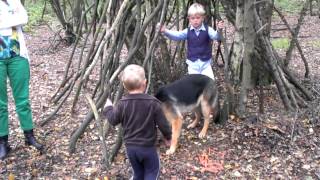 Familie bezoekt het kamp in het bos(2)