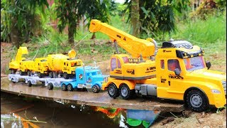 รถเครนกู้ภัยช่วยเหลือรถตกสะพาน A rescue crane helping a vehicle that fell off the bridge.