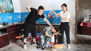 妻子把丈母娘接回家住，丈夫和岳母独自在家，妻子推开门怒提离婚