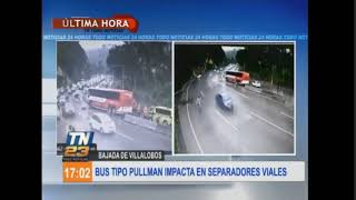 Bus tipo pullman impacta en separadores viales en bajada de Villalobos