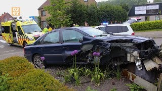 Auto vliegt door lucht bij rotonde Mijdrecht - 0297.nl