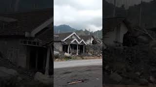 Rumah tenggelam di lewati lahar panas letusan gunung semeru lumajang