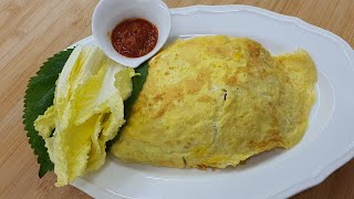 묵은지 김치 넣은 오므라이스, 쌈배추와 함께 먹으니 고소함이 두 배입니다. Omelet rice with aged kimch.