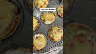 Tortillové muffiny s vejcem a rajčaty