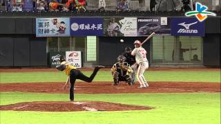 20130811 CPBL 象VS獅 8下 陳俊輝因觸身球上壘+界外球K到小妹妹好驚恐