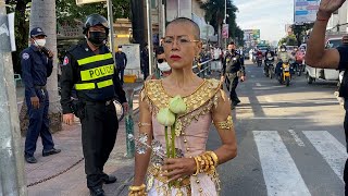 Human rights activist arrives at Phnom Penh court dressed as traditional dancer