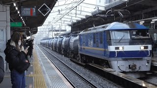 常磐線新松戸駅4番線を通過する貨物列車