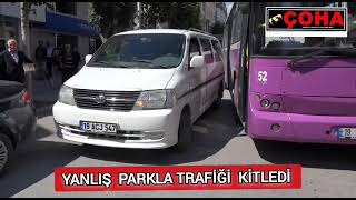 Yanlış parkla trafiği kilitledi, ceza kesen polise gülüp özür diledi