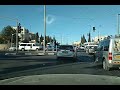 עצר קרוב מאוד למסילה של הרכבת הקלה • כמעט נכנס לתוך פסי הרכבת הקללה