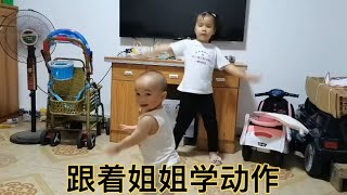 心浠上学去了，小轩妹在家自己乖乖吃粥，晚上跟姐姐学跳舞好欢乐