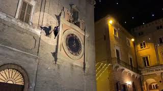 Macerata, la Befana scende dalla Torre dell'orologio