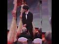 〖tfboys 王俊凯〗 karry wang 王俊凯 wang jun kai 《2018.12.08 青年演员王俊凯给老一辈献花 focus 「第17届电影华表奖」》『 王俊凯 』