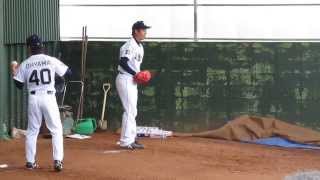 投球練習する松葉貴大投手（#11）大山暁史投手（#40）。オリックス春季キャンプ2014