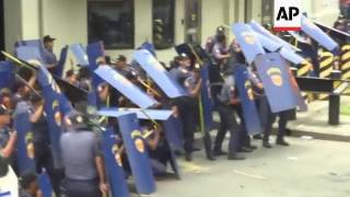 Filipinas: policía arrolla manifestantes ante embajada EEUU